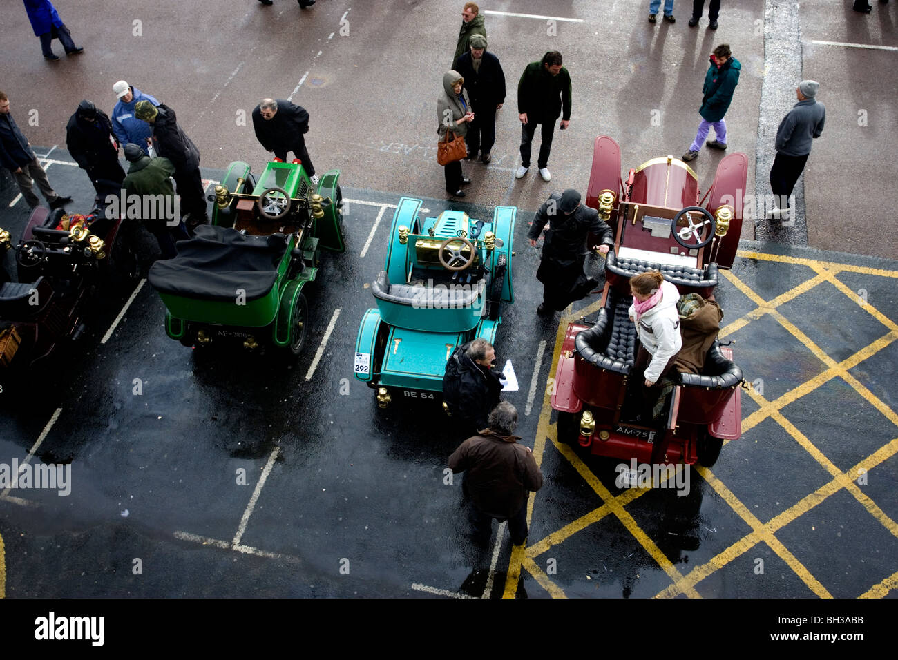 Members of the public inspect old cars during the London to Brighton Veteran Car Run 2009, Brighton, East Sussex, UK. Stock Photo