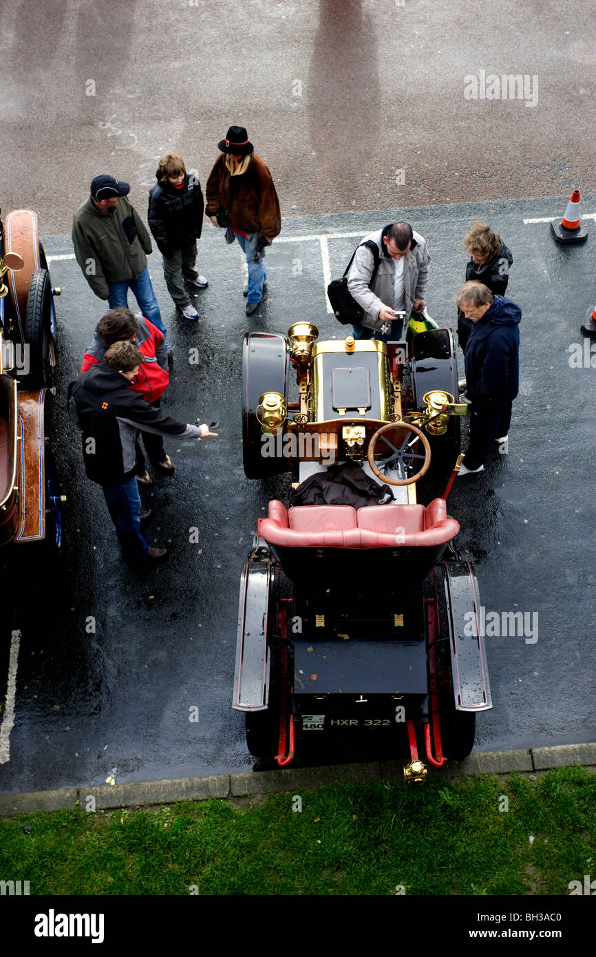 Members of the public inspect old cars during the London to Brighton Veteran Car Run 2009, Brighton, East Sussex, UK. Stock Photo