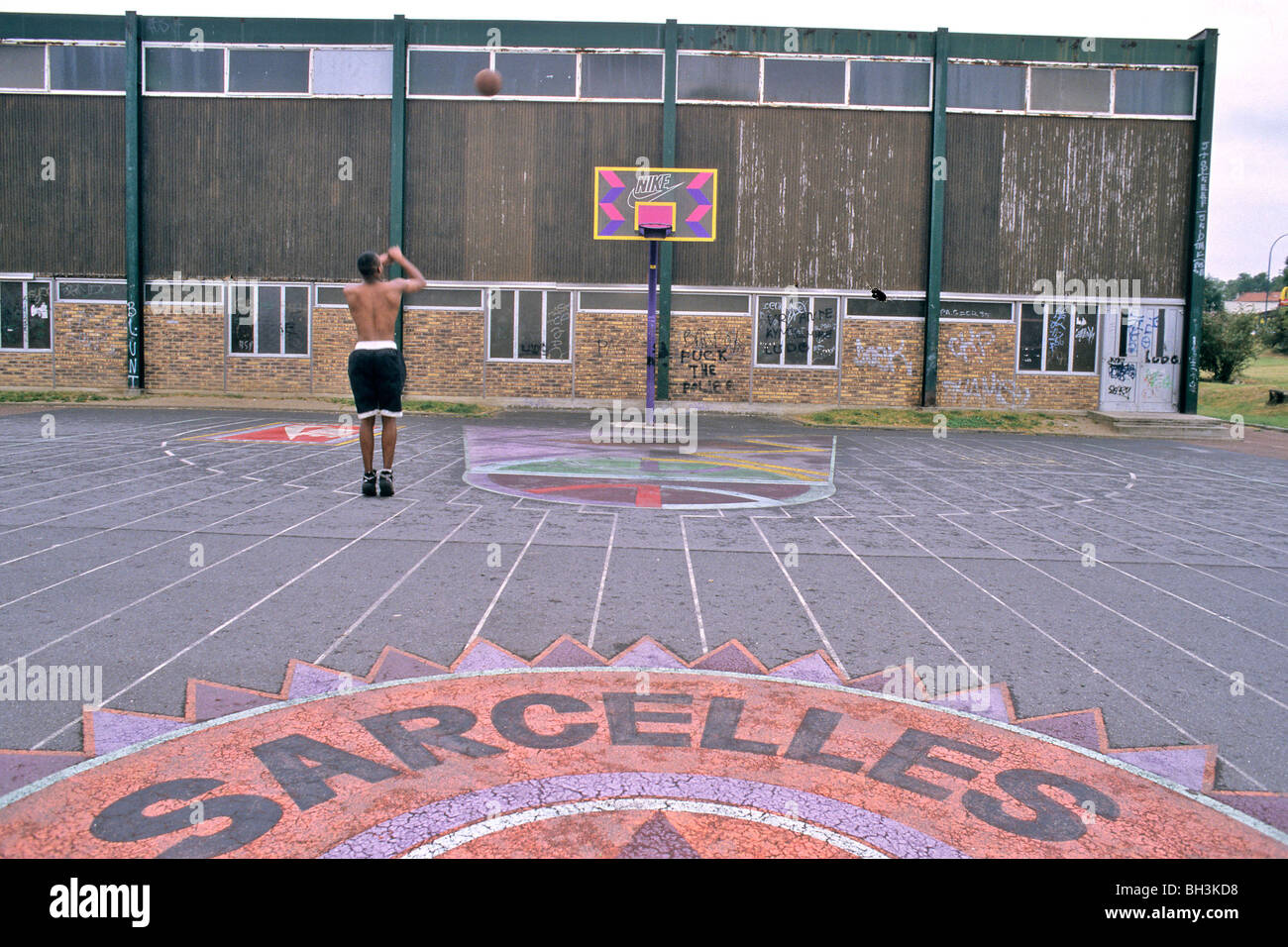BASKETBALL COURT, PLAYGROUND, FRENCH YOUTHS IN THE HOUSING PROJECTS,  SARCELLES (93 Stock Photo - Alamy