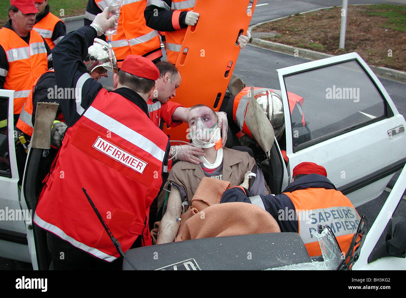 EMERGENCY SERVICES NURSE, ROAD ACCIDENT RESCUE EXERCISE WITH THE EMERGENCY  SERVICES OF NOGENT-LE-ROTROU (28), FRANCE Stock Photo - Alamy