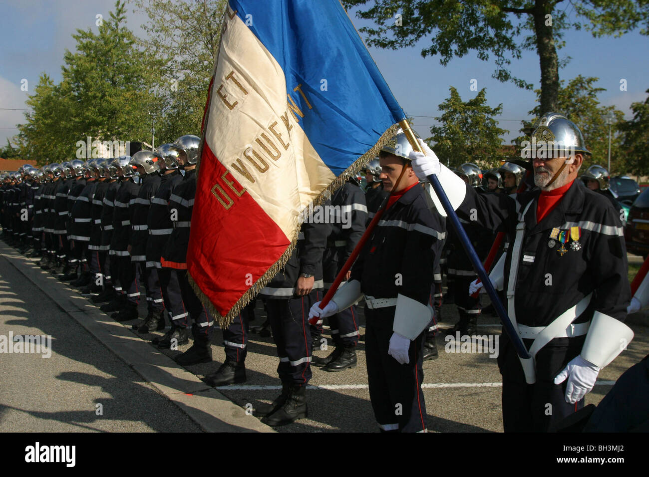 THE GUARD WITH THE FLAG, 110TH NATIONAL CONGRESS OF FRENCH FIREFIGHTERS, BOURG-EN-BRESSE, AIN (01), FRANCE Stock Photo