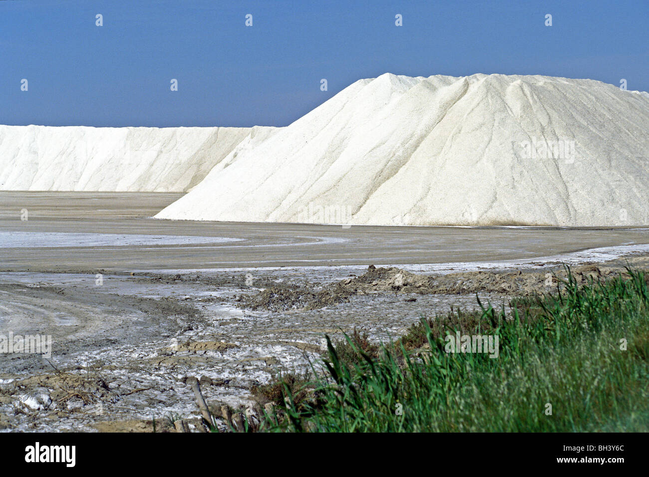 THE SALT WORKS OF SALINS DE GIRAUD, CAMARGUE, BOUCHES-DU-RHONE (13), FRANCE  Stock Photo - Alamy