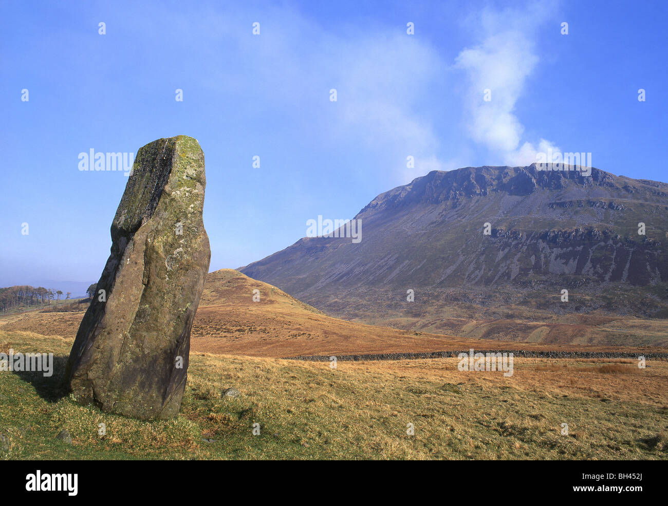 Ancient standing stone with mountain backdrop Near Llynnau Cregennen Arthog Gwynedd Mid Wales UK Stock Photo