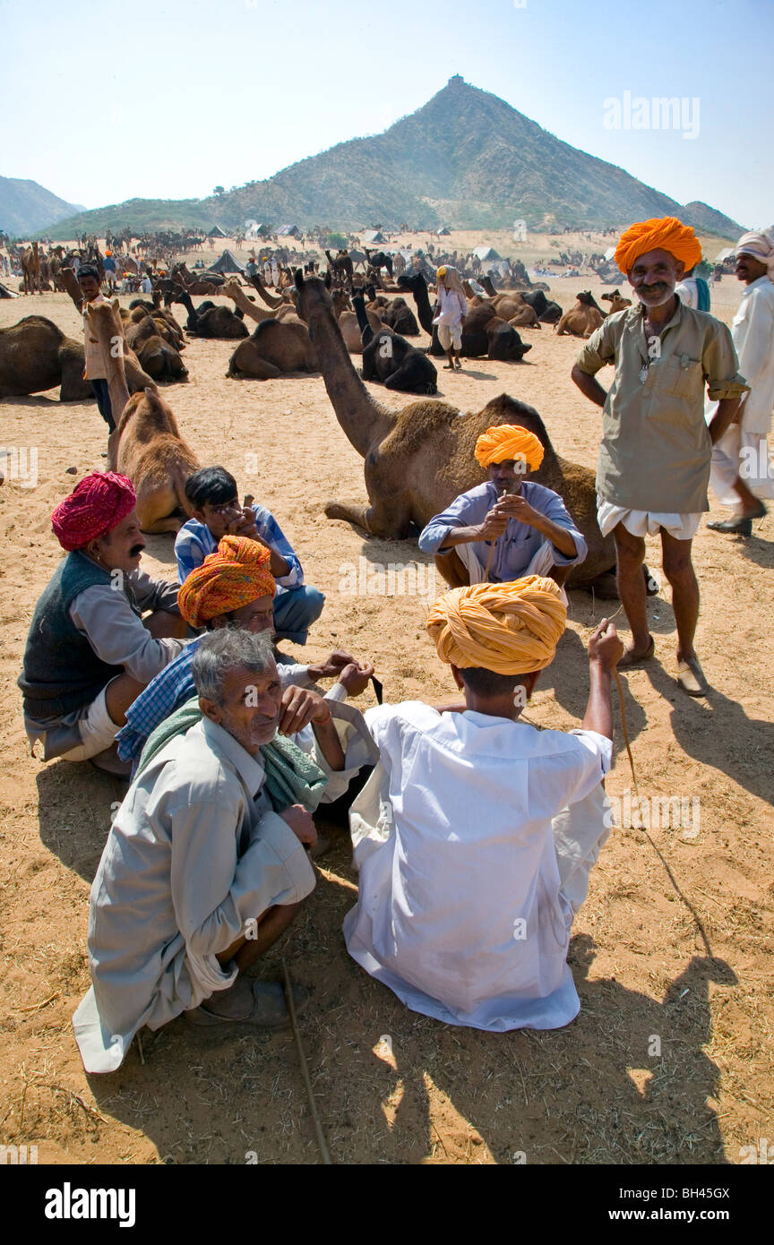Camel traders relaxing at the camel fair in Pushkar 2006 Stock Photo