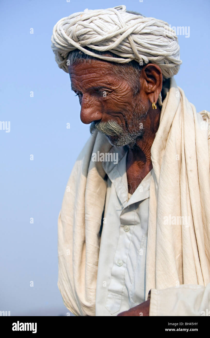 Old man white beard profile hi-res stock photography and images - Alamy