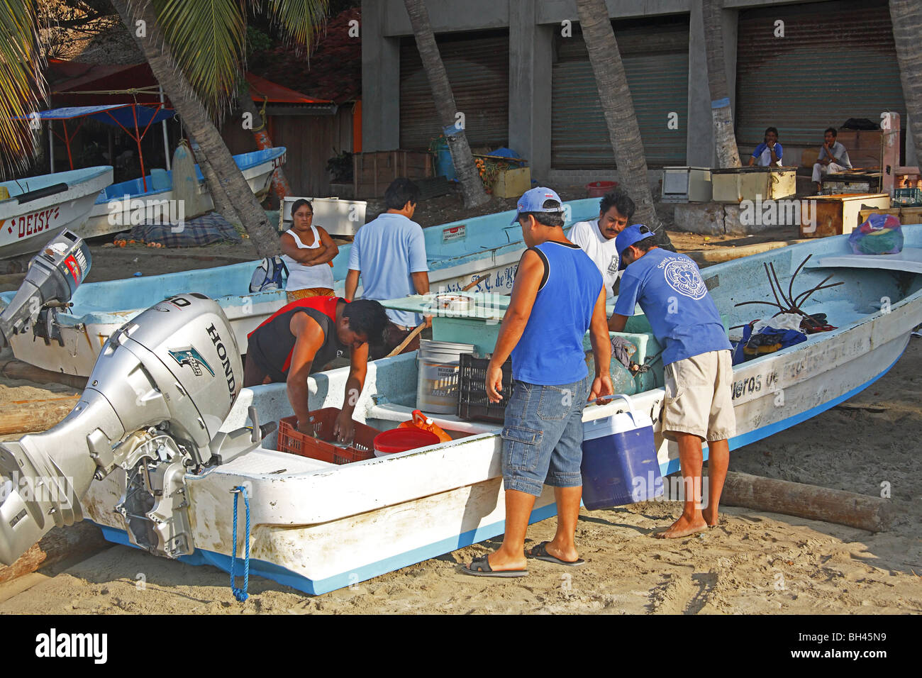 Puerto Escondido Oaxaca Mexico, fishing harbour villagers inspecting catch Stock Photo