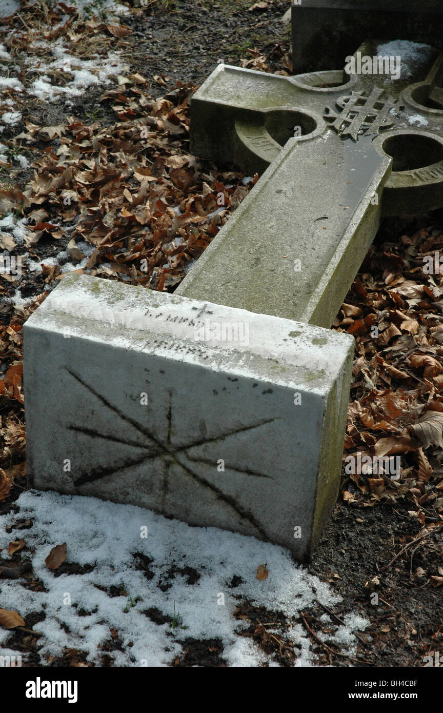 Broken headstone hi-res stock photography and images - Alamy
