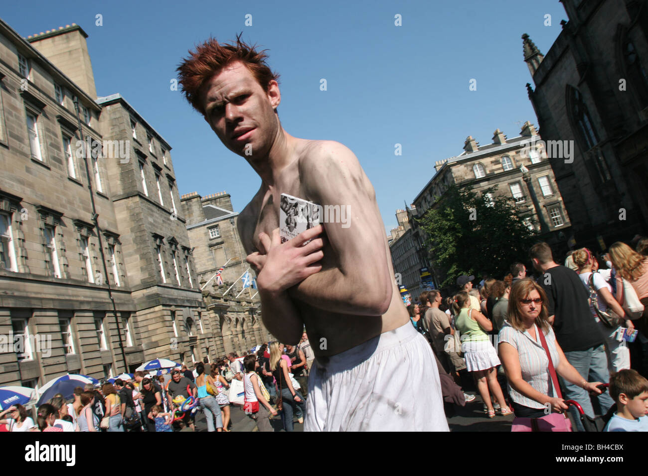FRINGE FESTIVAL PERFORMERS ON ROYAL MILE, during Edinburgh International Arts Festival, EDINBURGH, SCOTLAND. 2003. Stock Photo