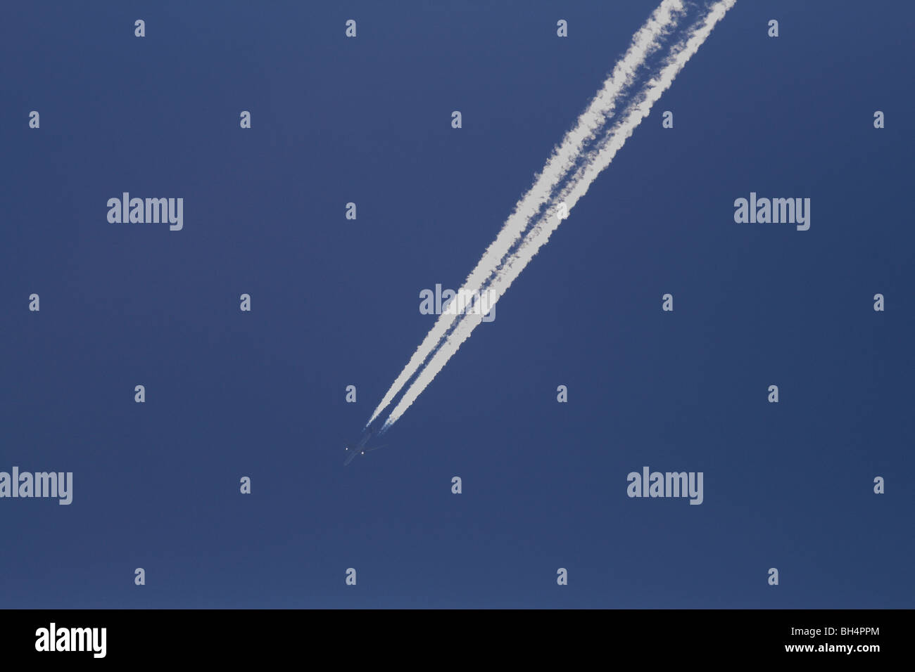 High altitude vapour trail hi-res stock photography and images - Alamy