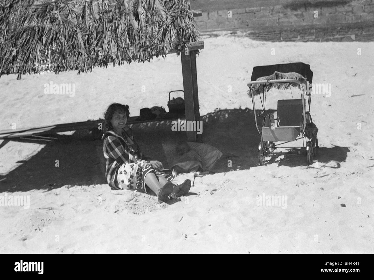 1930s beach scene hi-res stock photography and images - Alamy