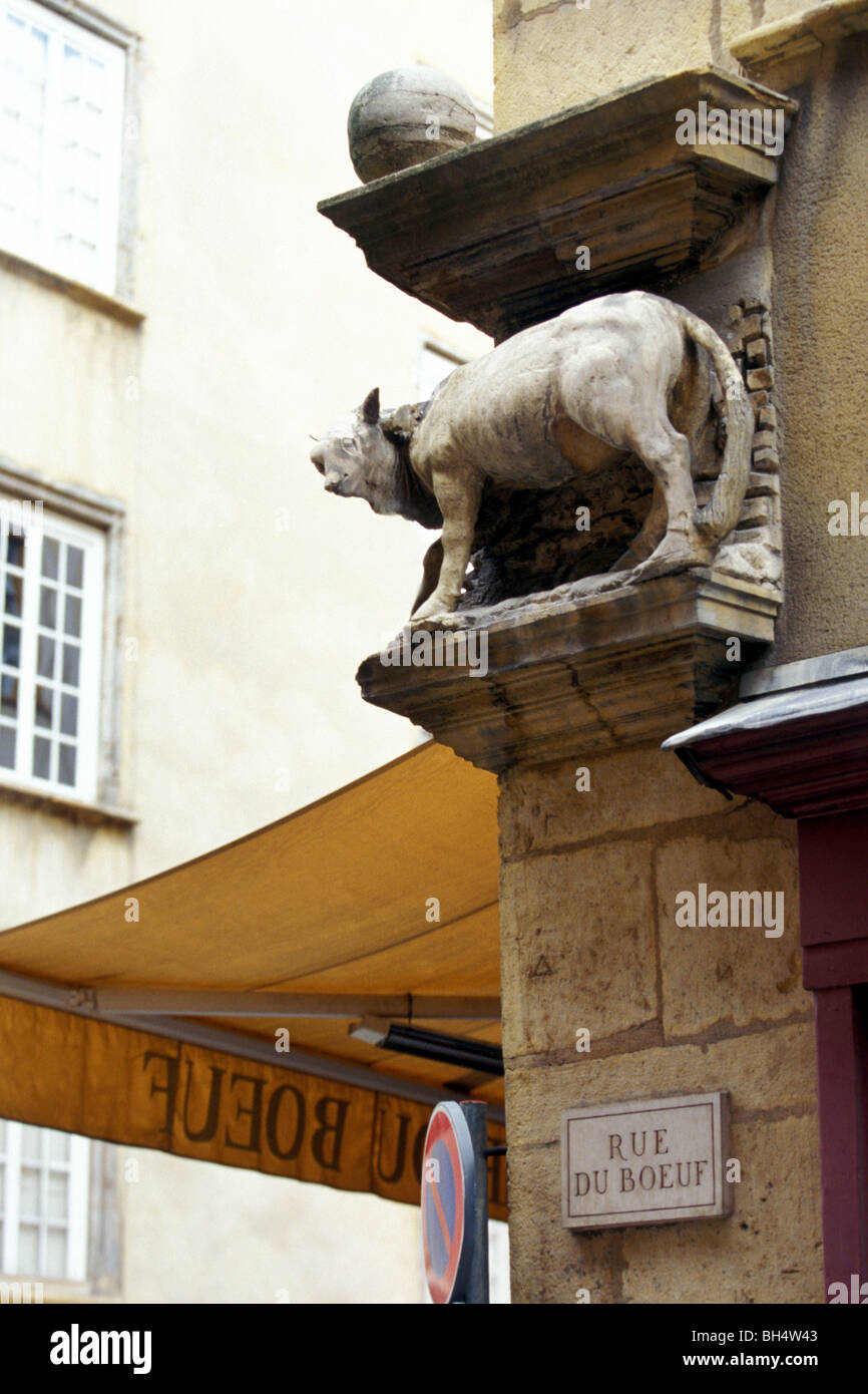 STATUE ON THE RUE DU BOEUF IN THE OLD TOWN OF LYON, RHONE (69), FRANCE Stock Photo