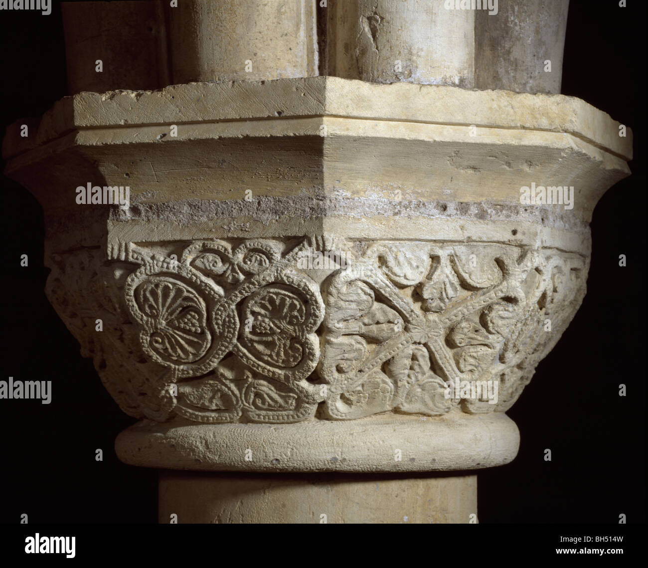 York Minster, lesser capital from Archbishop Roger's choir, c. 1160, re-used in the eastern crypt design : interlocking Stock Photo