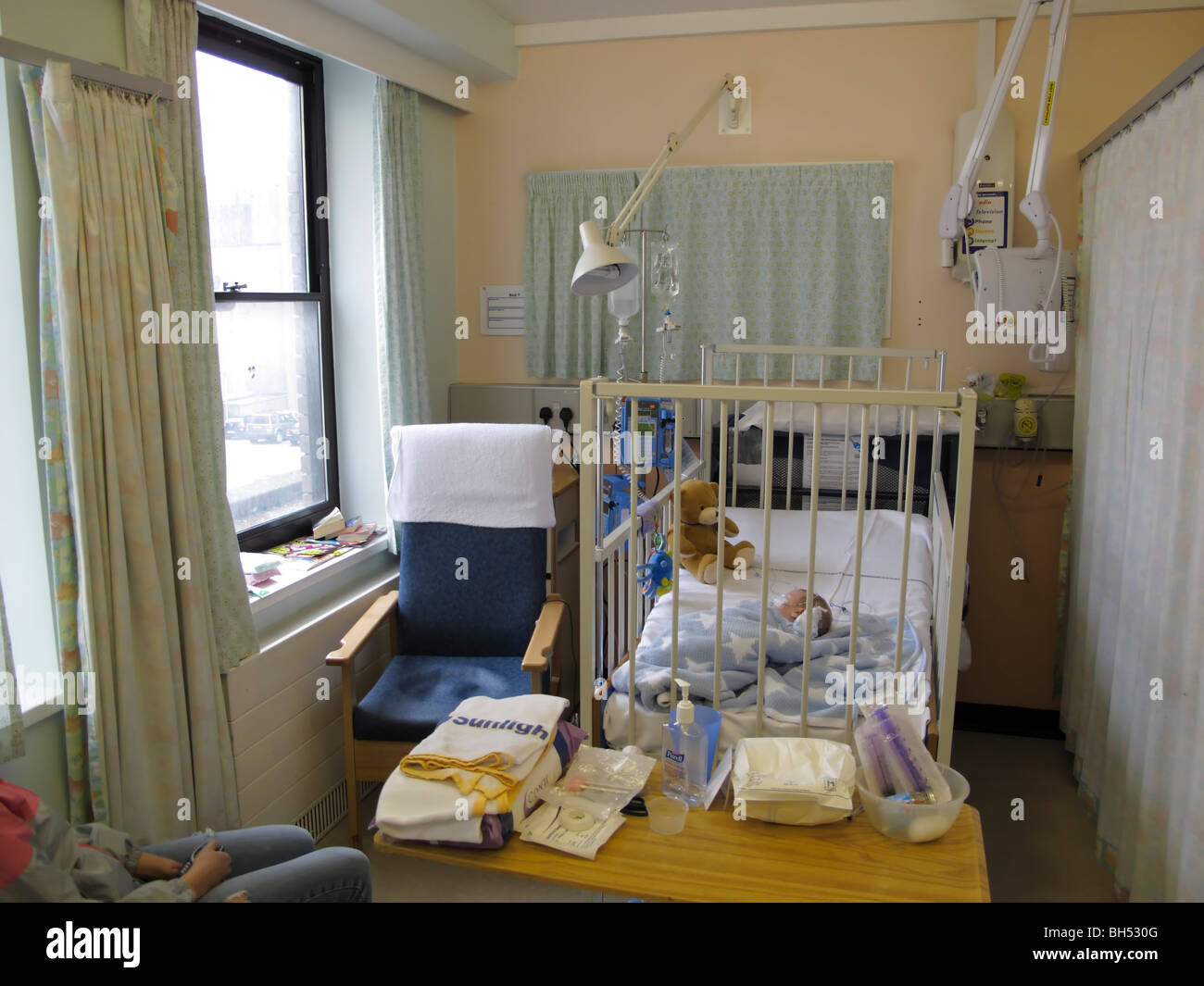 Baby in Hospital cot bed with nose tube and drip (MR Stock Photo Alamy