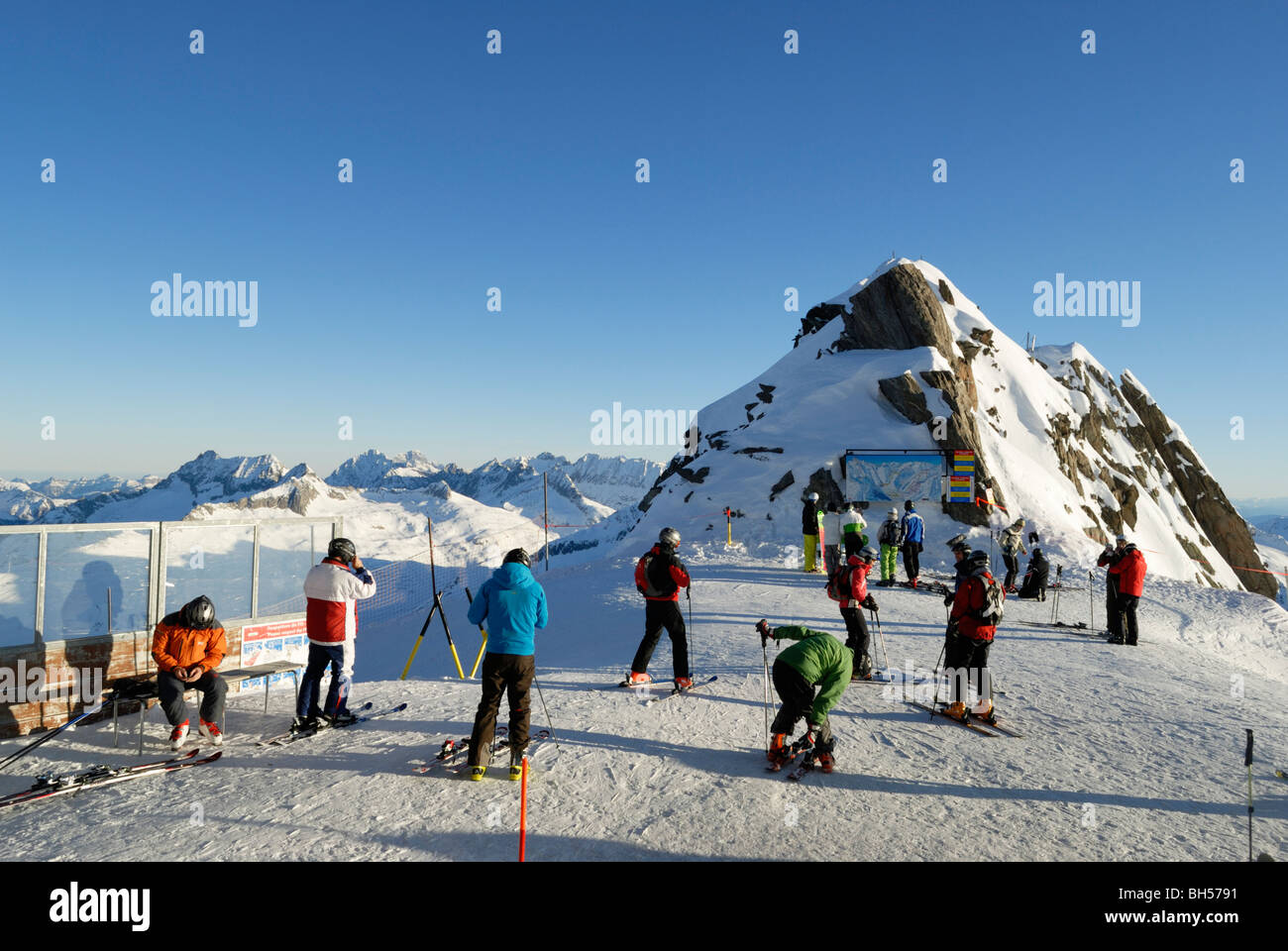 Skiers on summit of Gemsstock ski resort, Andermatt, Switzerland Stock Photo