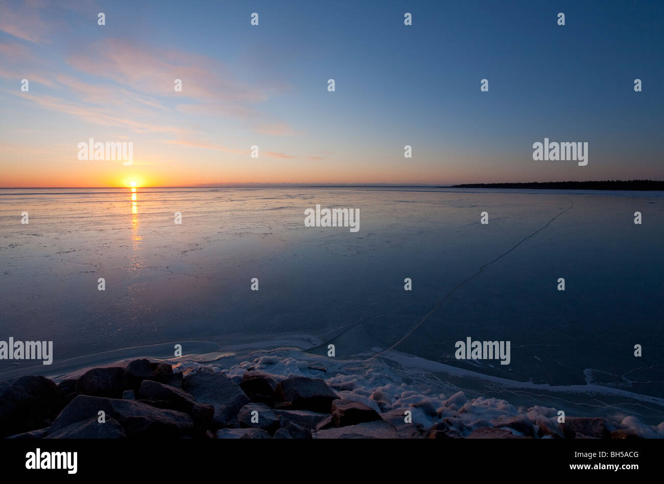 Dim sun rays hi-res stock photography and images - Alamy