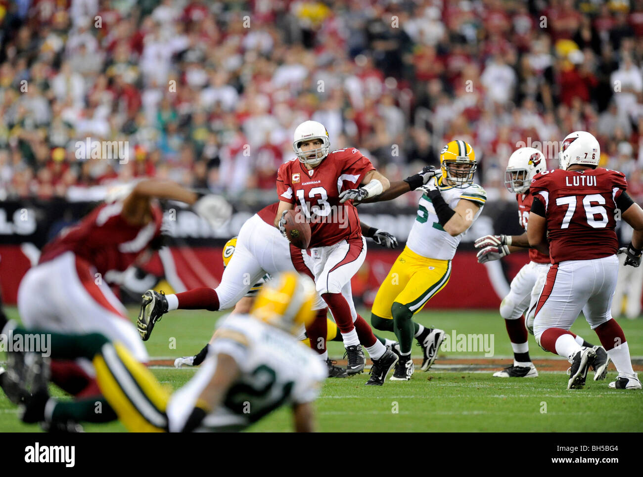 Kurt Warner #13 of the Arizona Cardinals drops back to pass against the Green Bay Packers in the NFC wild-card playoff game Stock Photo