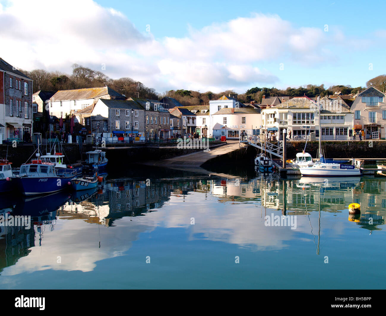Harbour cornwall boats hi-res stock photography and images - Alamy