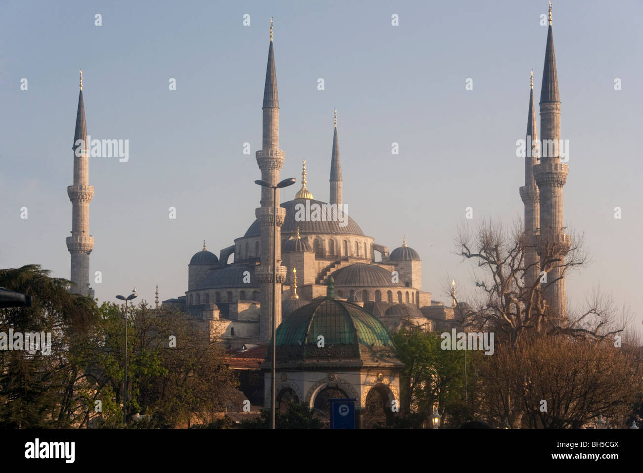 Blue Mosque in Istanbul - Sultan Ahmed Camii - Sultanahmet District ...