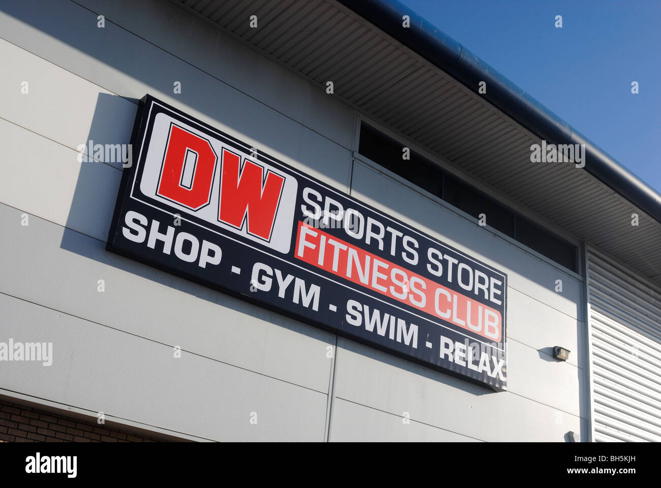 DW Sports Fitness centre in Widnes, Cheshire, Formerly JJB Sports. See Alamay ref: BGR8EP Stock Photo