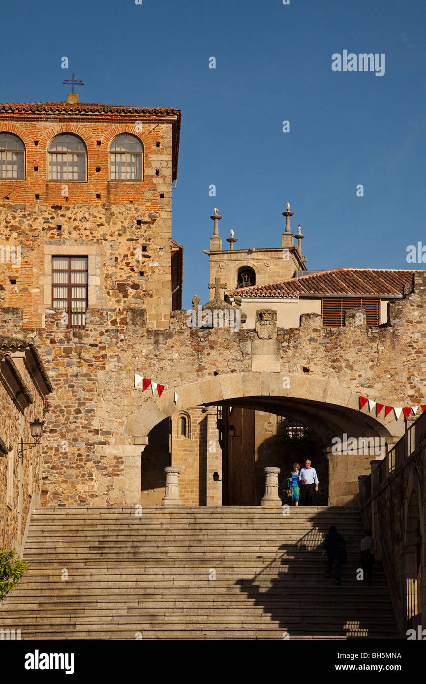 Arco de la Estrella centro histórico monumental Cáceres Extremadura España historic center caceres spain Stock Photo