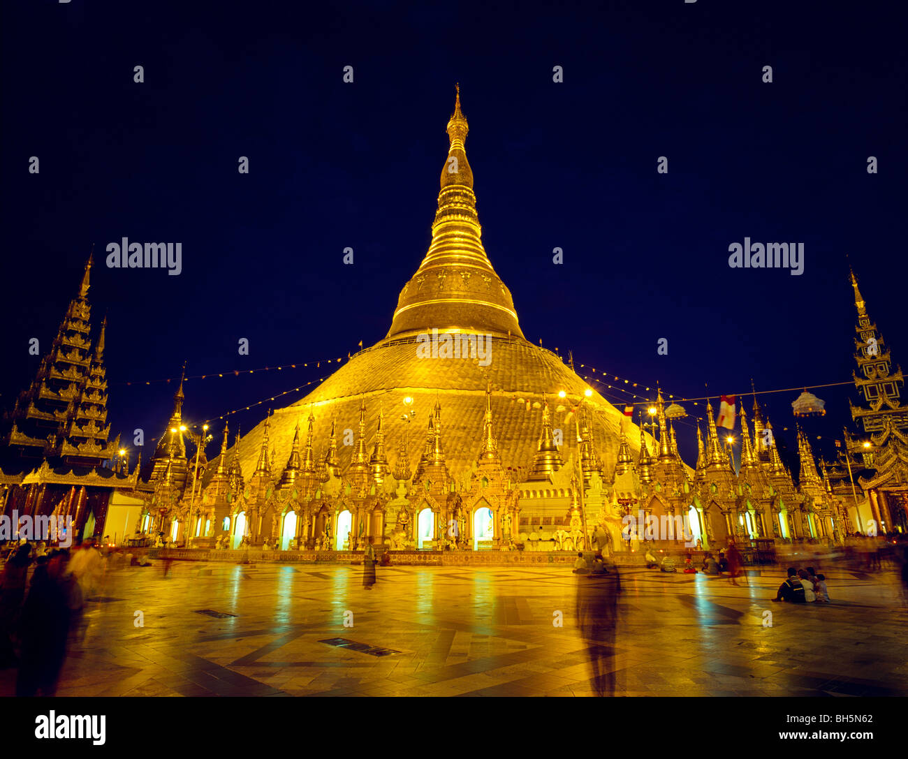illuminated golden Shwedagon Paya at night beleuchtete Shwedagon  Pagode bei Nacht nachts Myanmar Burma Stock Photo