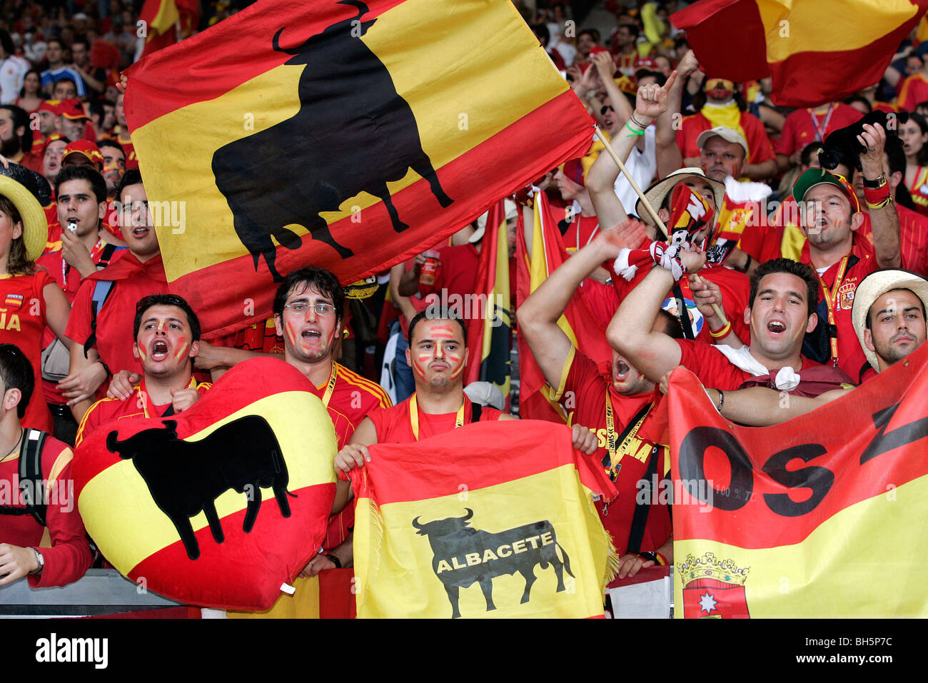 World cup stadiums crowds hi-res stock photography and images - Alamy