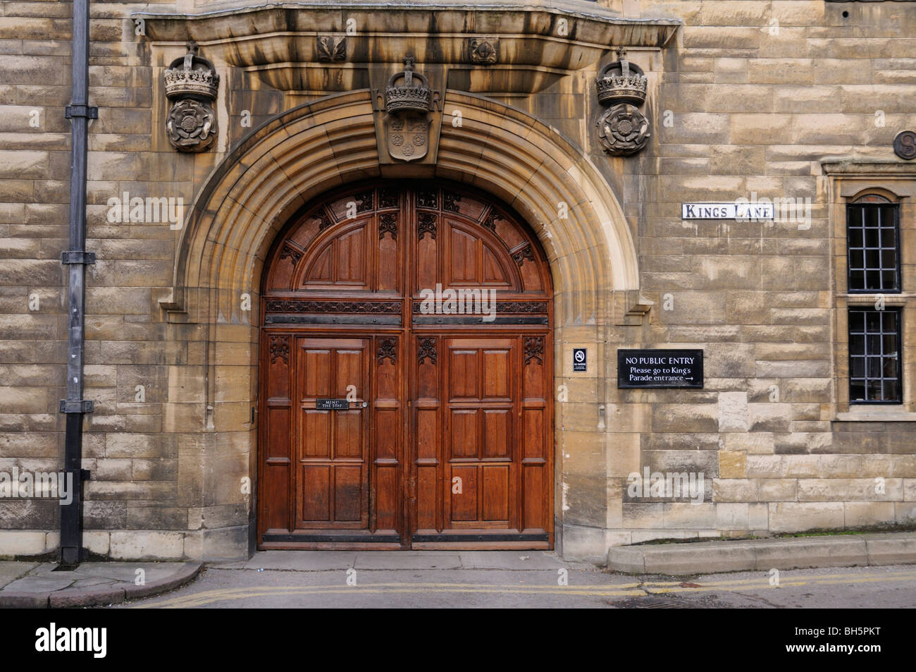 England; Cambridge; The Kings Lane entrance to Kings College Stock Photo