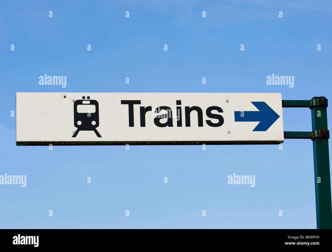 Train station signs hi-res stock photography and images - Alamy