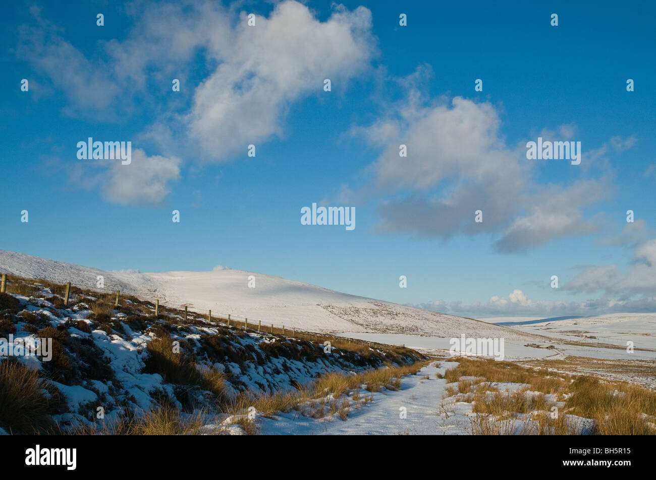 dh Naversdale ORPHIR ORKNEY Snowy covered moorland snow blocked road winter hills track Stock Photo