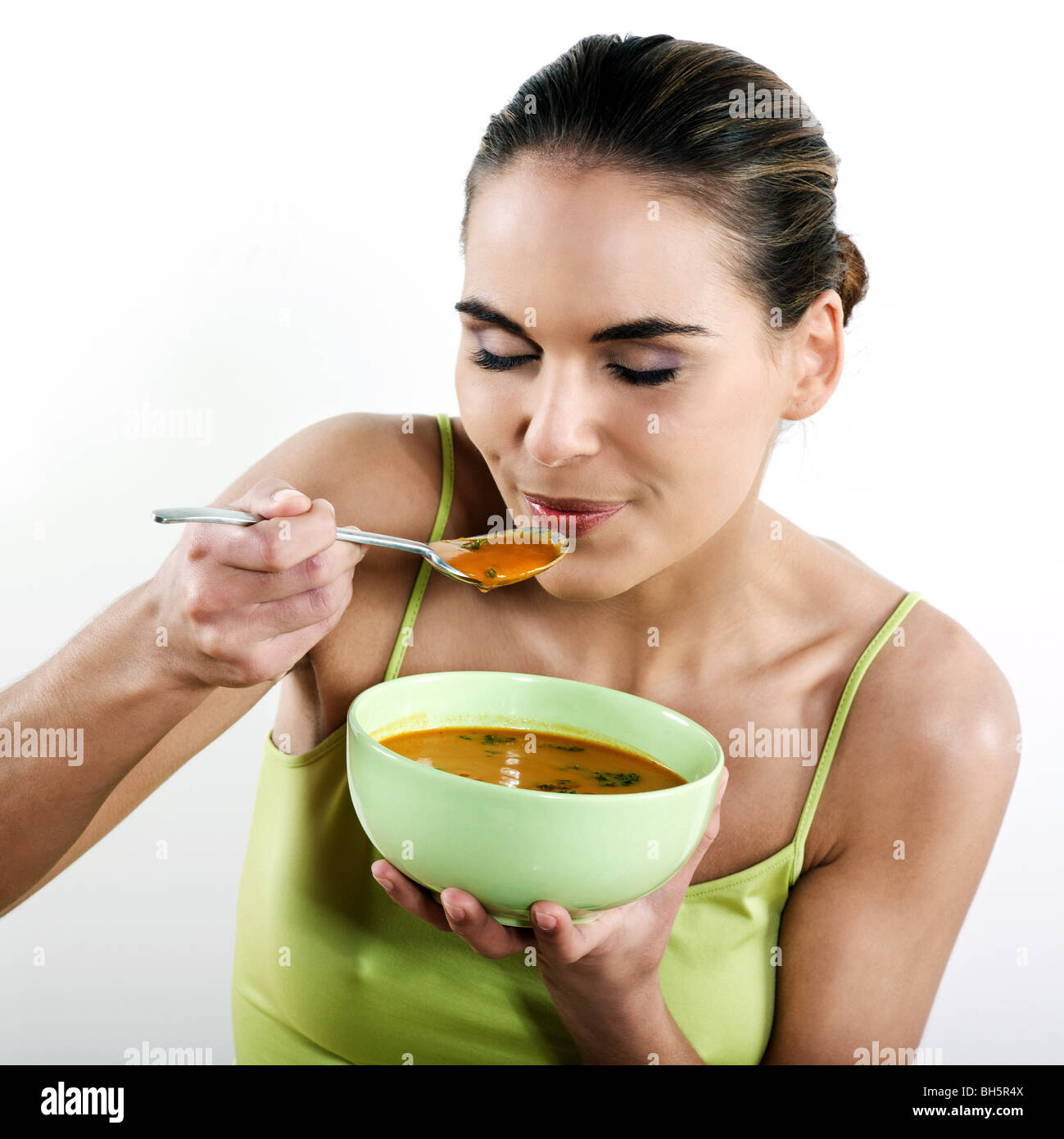 Девушка завтракает. Девушка ест суп. Кушать. Женщина с ложкой.
