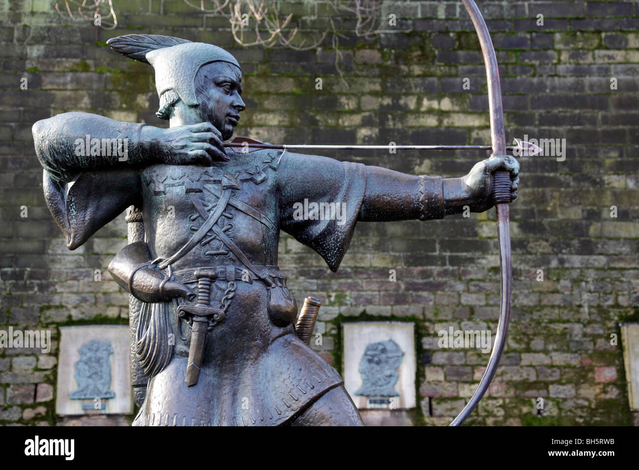 bronze statue of robin hood outside the castle walls castle road nottingham uk Stock Photo