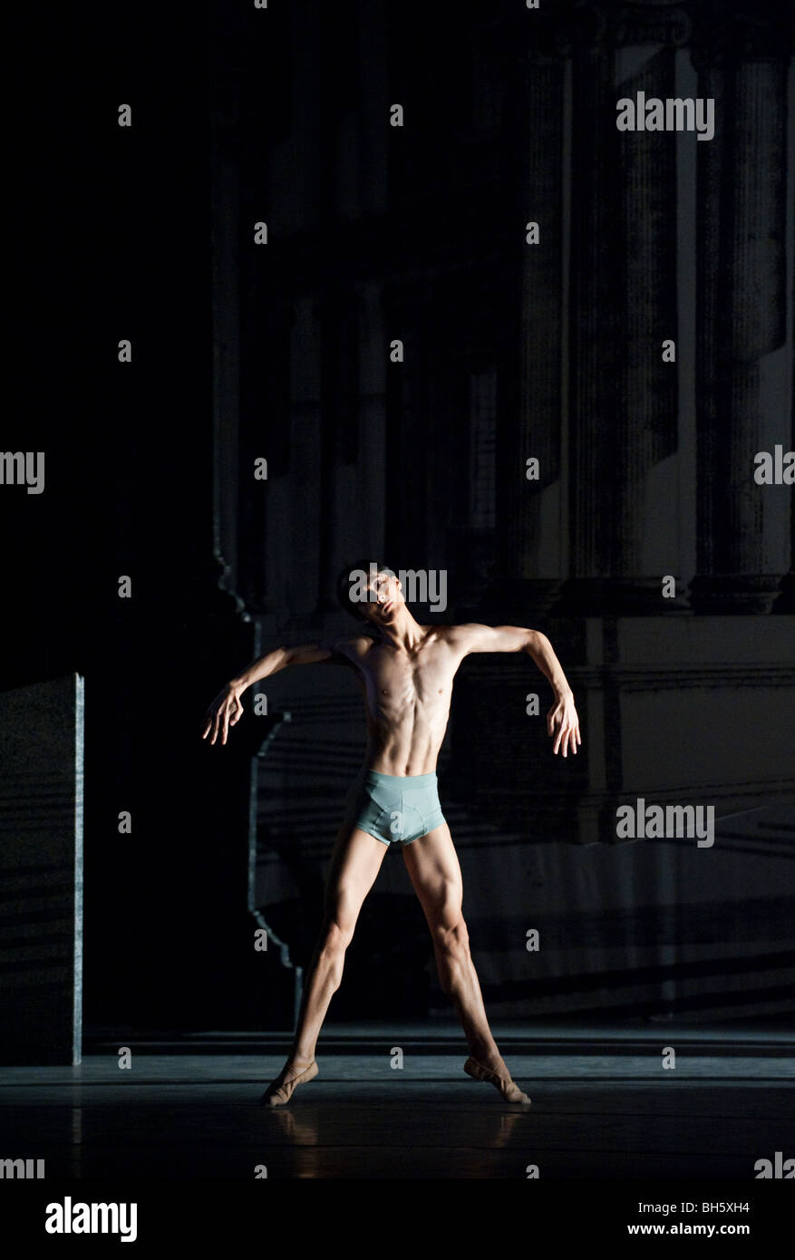Birmingham Royal Ballet. Quantum Leaps. Powder. Stock Photo