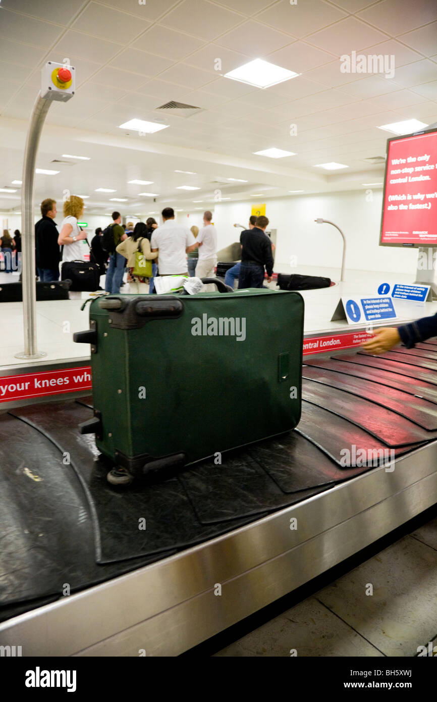 Single case / bag on the baggage / luggage reclaim carousel belt at – south terminal – Gatwick International airport. UK. Stock Photo