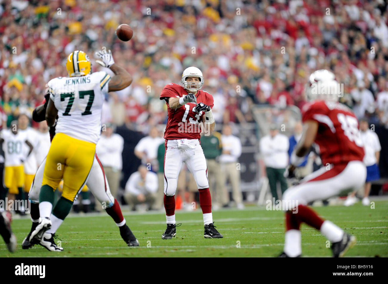 Kurt Warner #13 of the Arizona Cardinals passes against the Green Bay Packers in the NFC wild-card playoff game Stock Photo