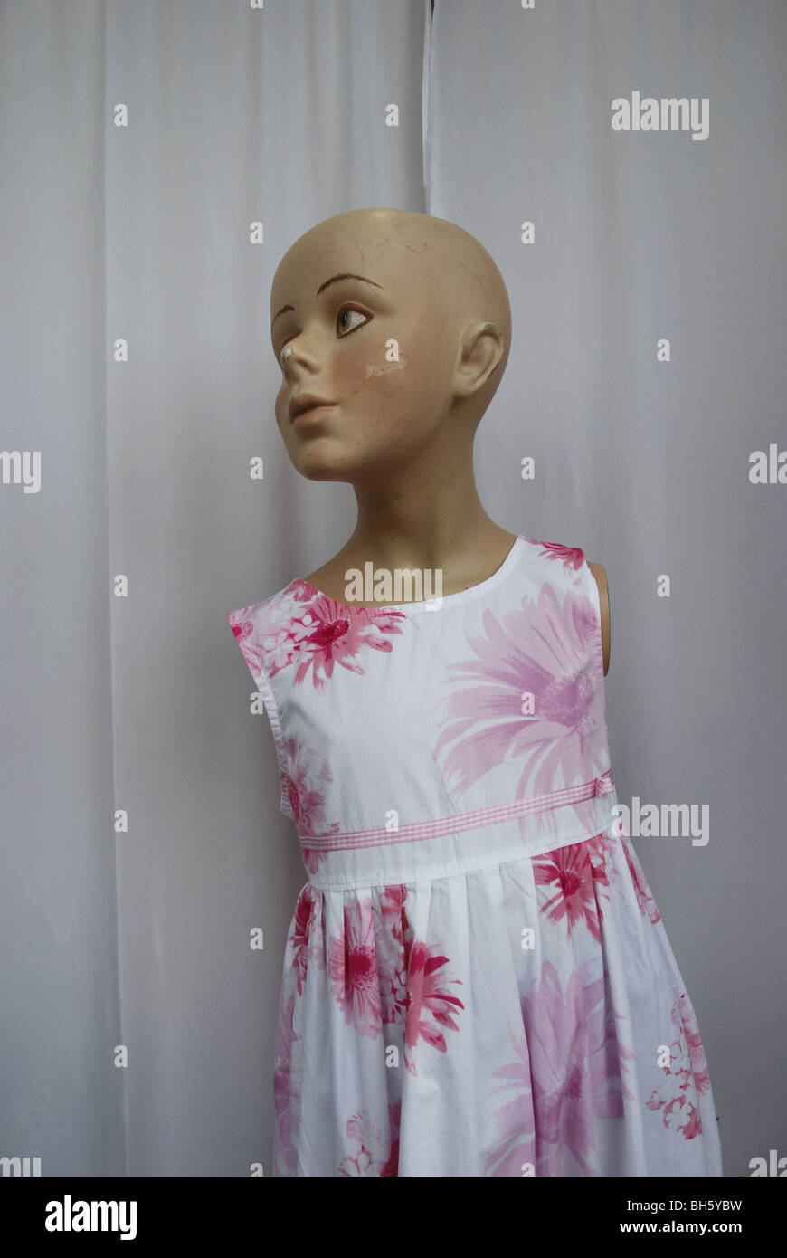 Child mannequins in shop window hi-res stock photography and images - Alamy