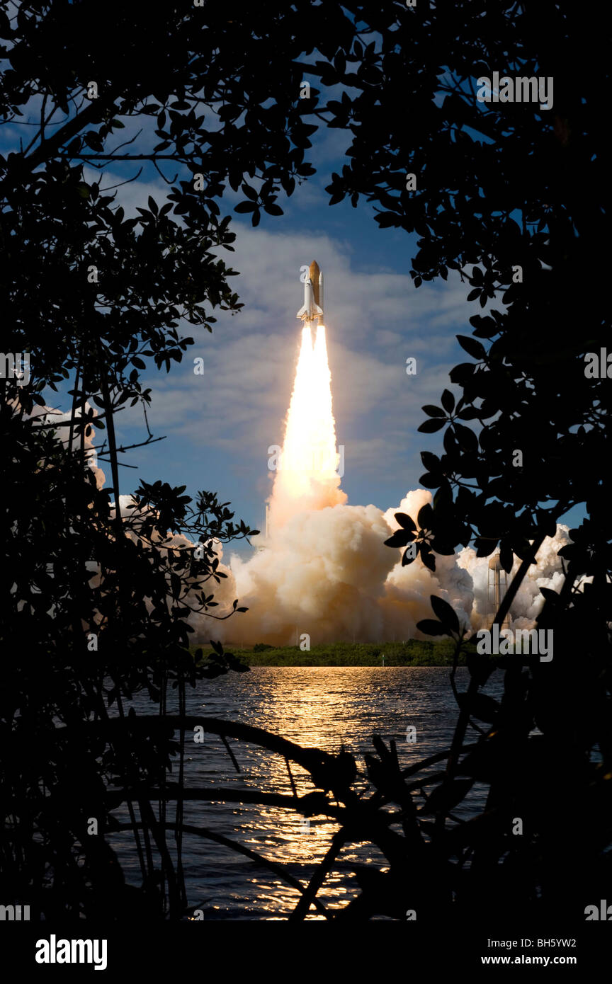 Space Shuttle Atlantis lifts off from its launch pad at Kennedy Space ...