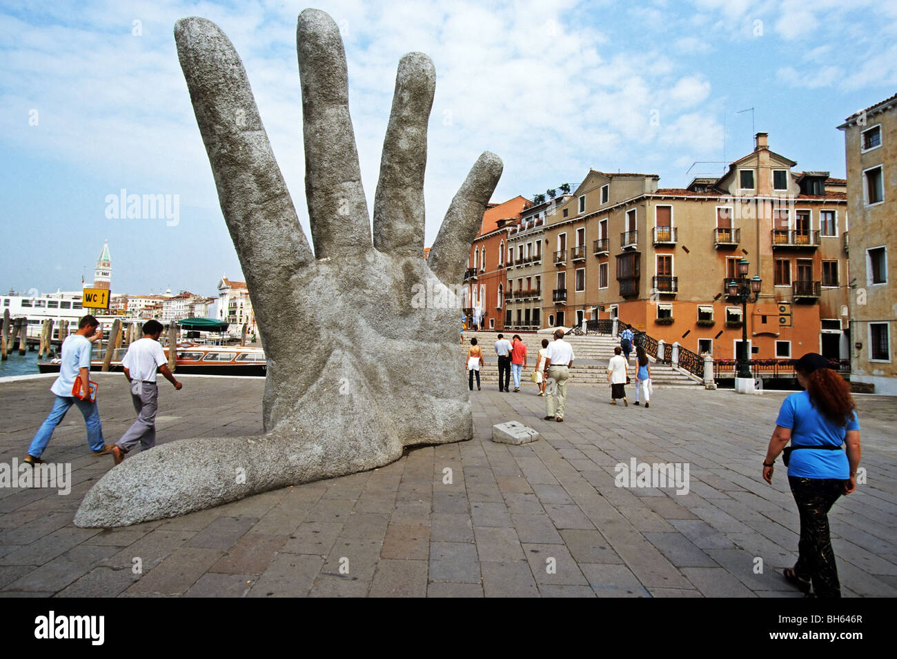 SCULPTURE OF A HAND BY A CANAL, VENICE, ITALY Stock Photo - Alamy