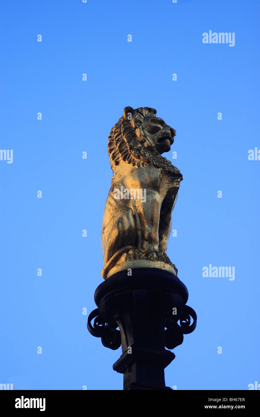 Brass lion statue hi-res stock photography and images - Alamy
