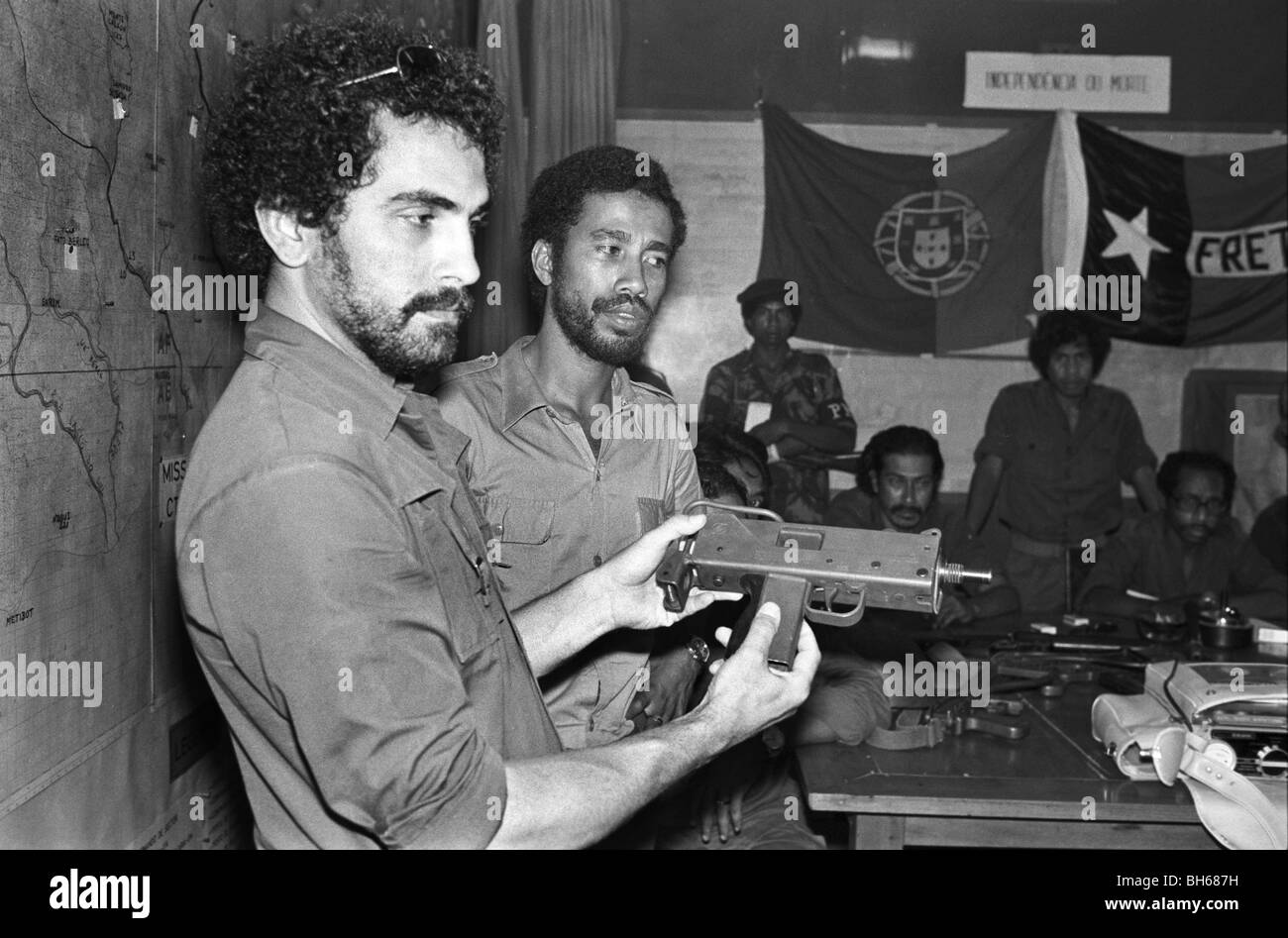 Jose Ramos-Horta shows a compact gun to President Xavier Amaral (right) and Fretilin in their HQ Dili East Timor Stock Photo