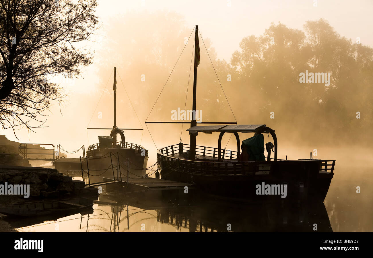 Les Gabarres Boats at dawn on the Dordogne river , Perigord Noir, Dordogne, France. Stock Photo