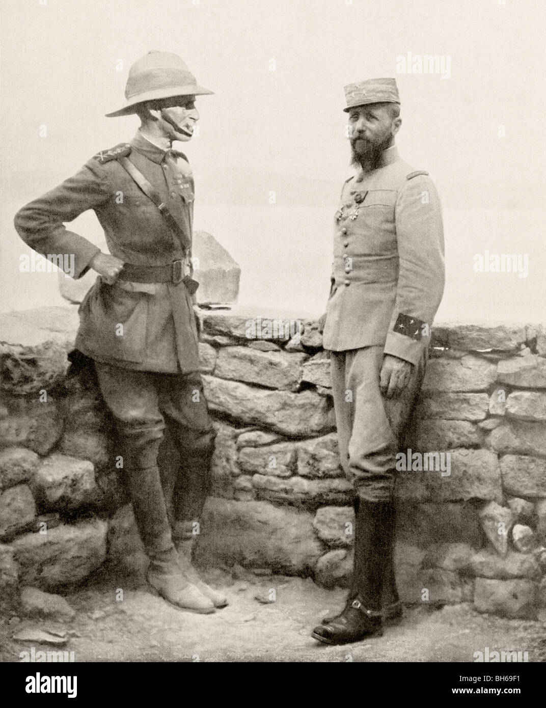 English General Sir Ian Hamilton (left) and French General Henri Gouraud (right) meet during the Dardenelles Campaign in 1915. Stock Photo