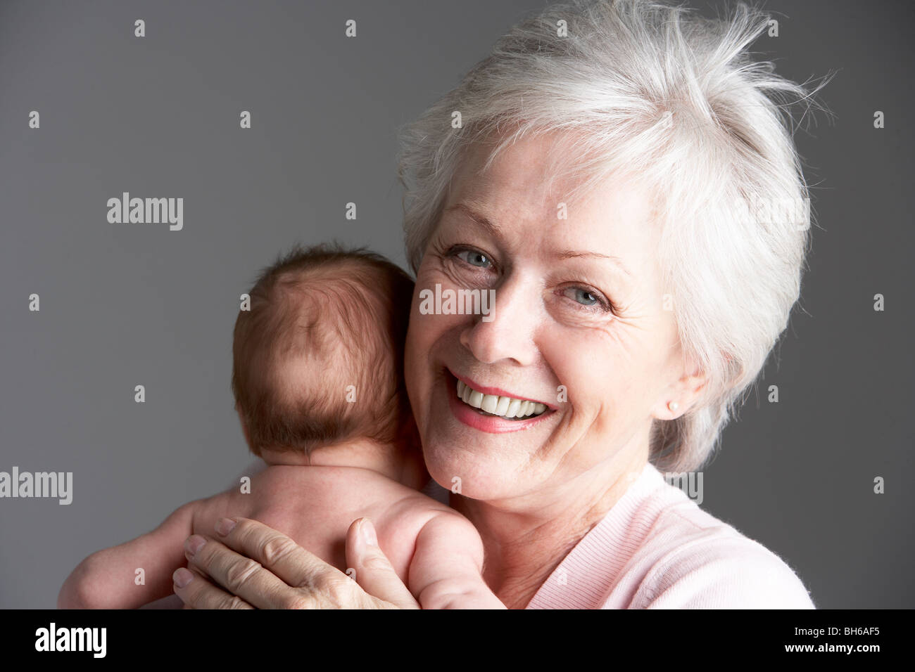 Пожилая женщина любит молодую