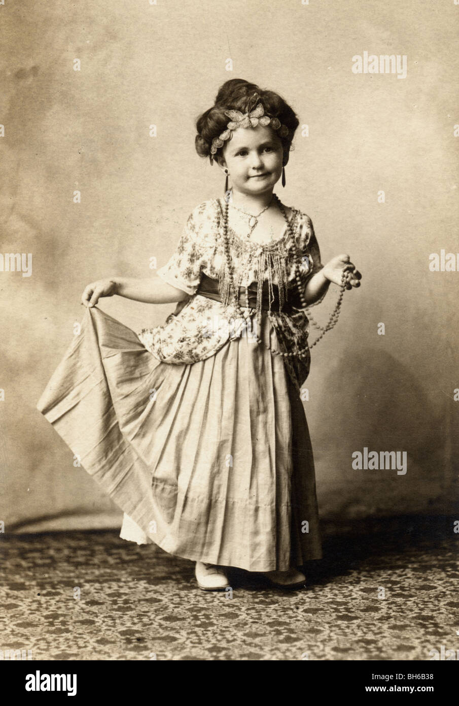 Vintage dressed girl hi-res stock photography and images - Alamy