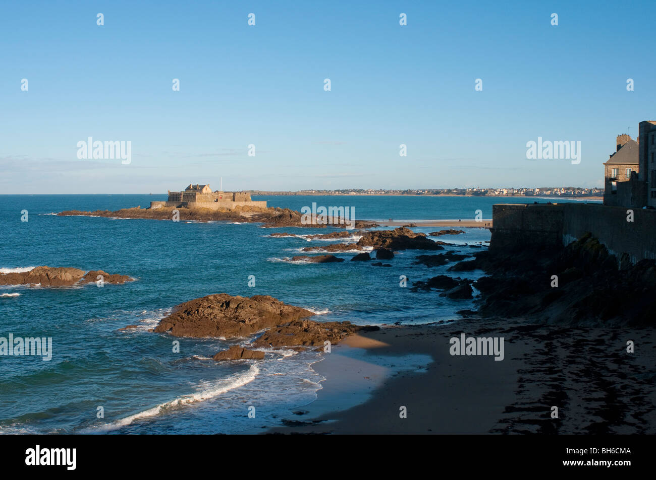 le Fort National et rempart, National Fort sea casttle and rempart of Saint Malo with blue sky Stock Photo