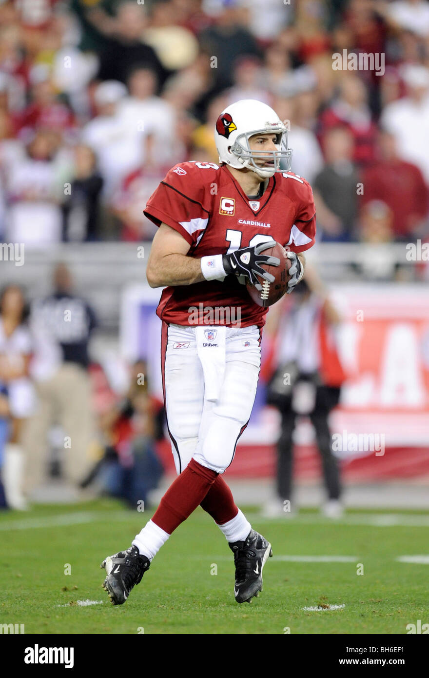 Kurt Warner #13 of the Arizona Cardinals drops back to pass against the Green Bay Packers in the NFC wild-card playoff game Stock Photo