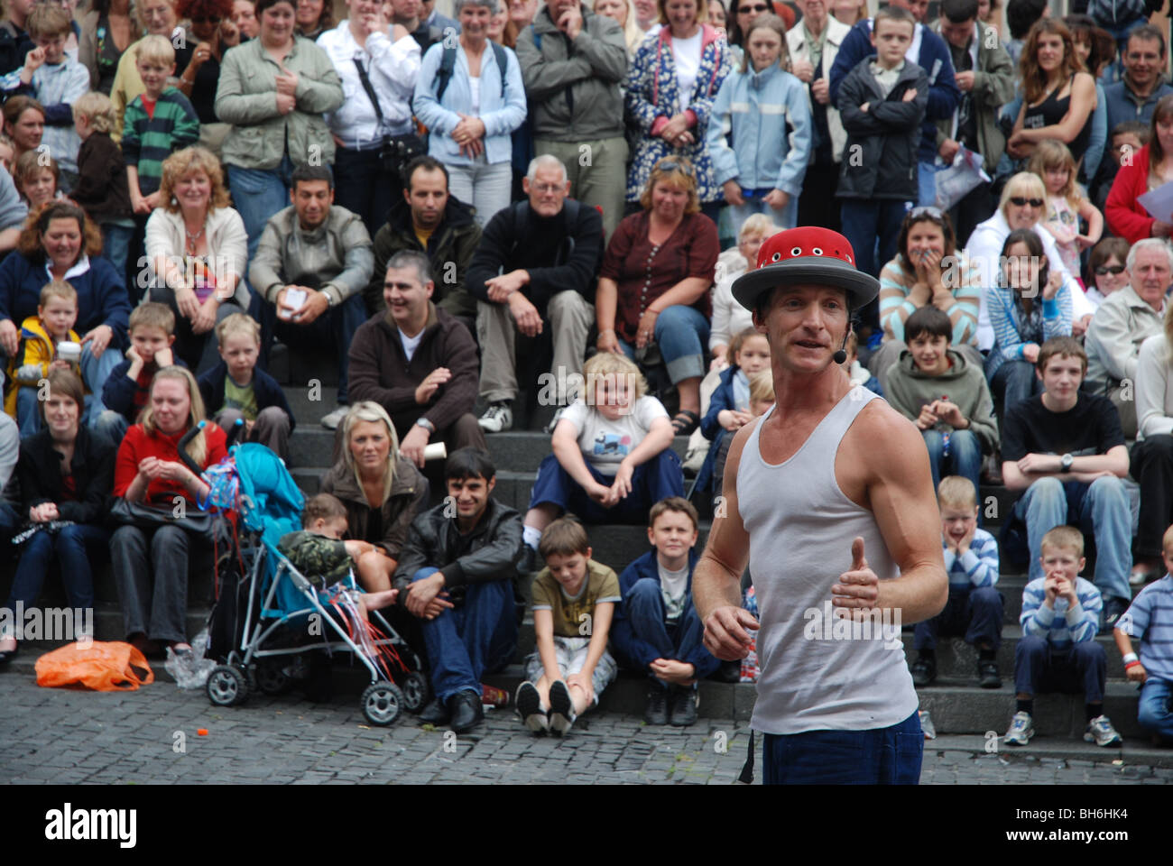 Street performer and audience at The Mound Edinburgh Stock Photo