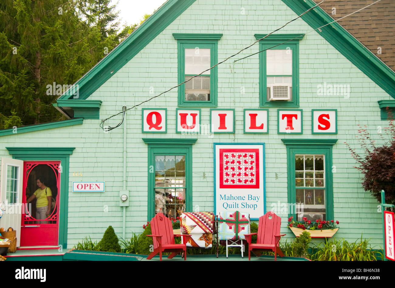 Nova Scotia, Mahone Bay, Shopping at colorful Mahone Bay Quilt Shop Stock Photo