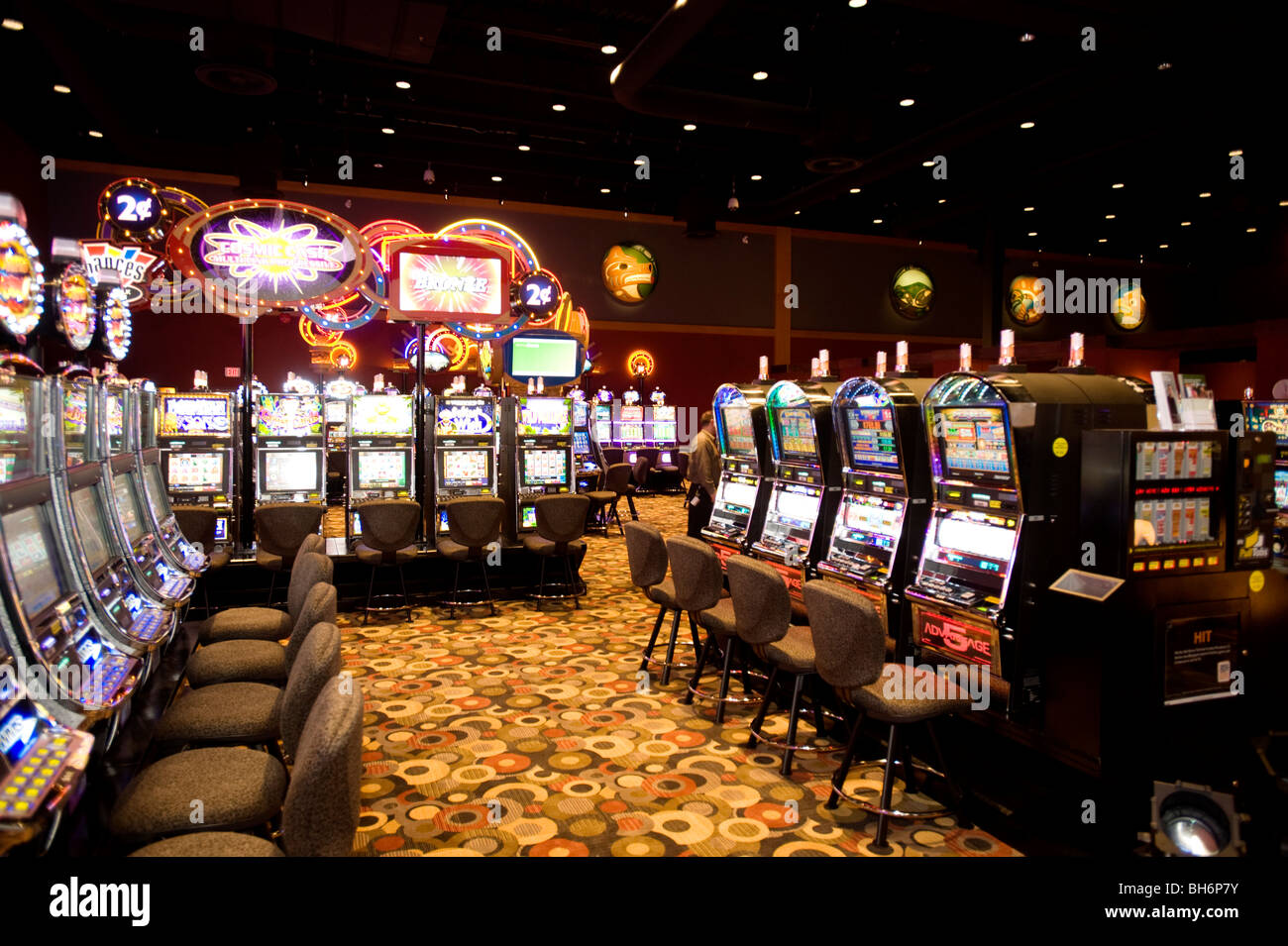 Slots Machines Do Jogo Em Um Casino Foto de Stock Editorial - Imagem de  luzes, cassino: 81405093