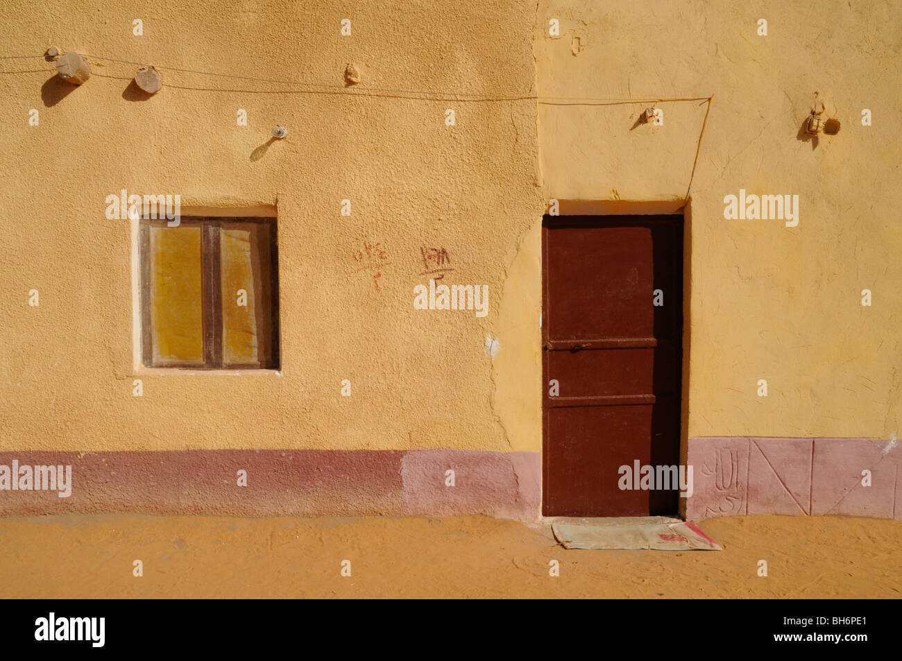 A small colorful house in the Saharan village of Balat in the Western Desert of the Sahara, Dakhla Oasis, New Valley Governorate, Egypt. Stock Photo