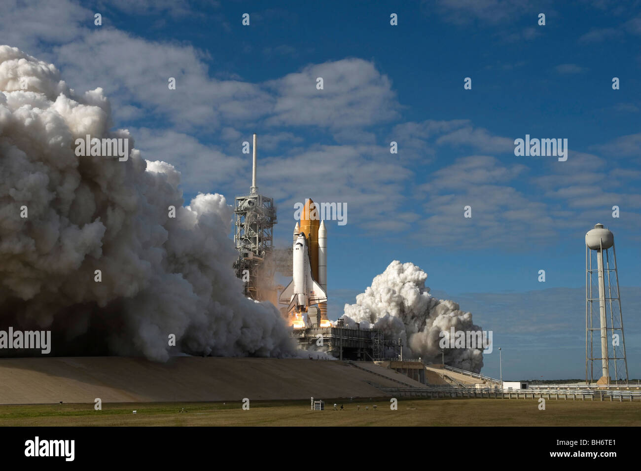Space Shuttle Atlantis lifts off from its launch pad at Kennedy Space Center, Florida. Stock Photo